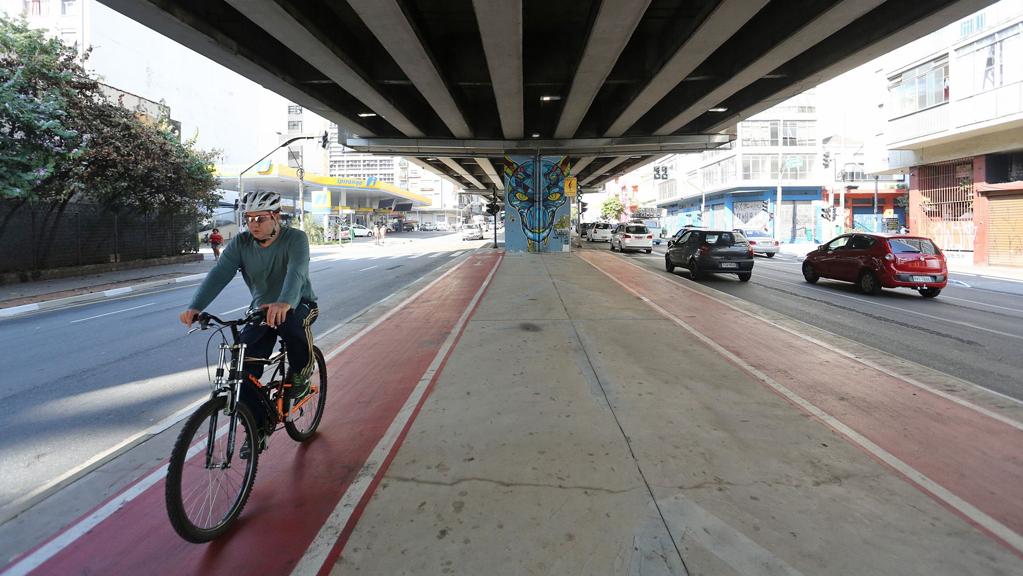 A ciclovia sob o Minhocão, uma das mais polêmicas inauguradas em São Paulo: idoso morreu atropelado por ciclista que circulava sob o elevado. | Fabio Arantes/ Secom/ Prefeitura de São Paulo