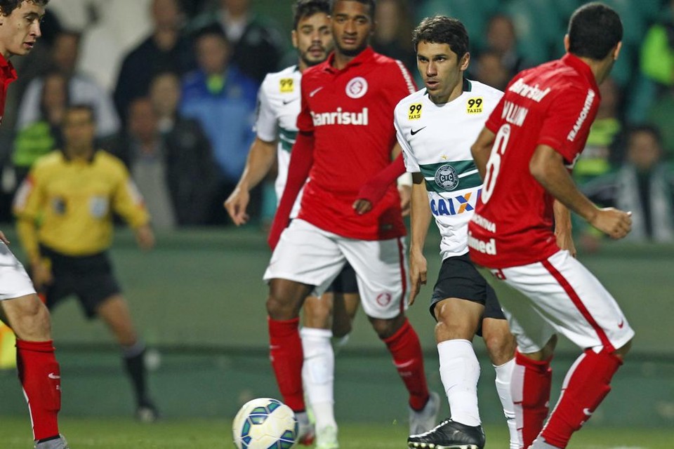 O técnico Ney Franco destacou as vaias recebidas pelo meia Lúcio Flávio durante o jogo com o Internacional: “temos de nos adaptar a isso”, disse. | Antônio More/Gazeta do Povo