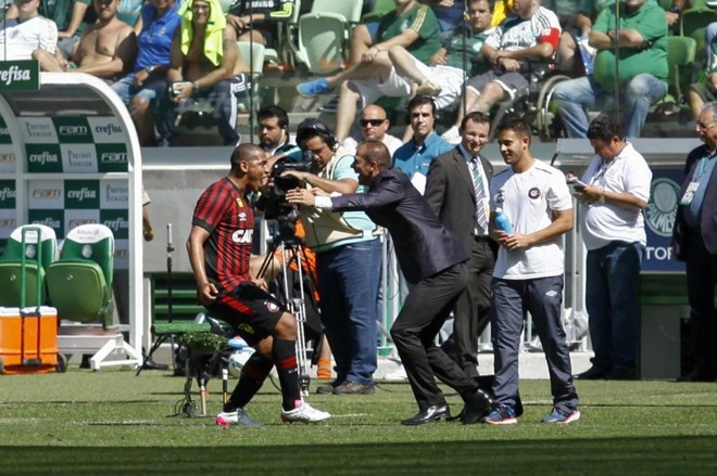 Meses depois, já é chamado de ‘pai’ pelo atacante Walter. | Ale Frata/Folhapress