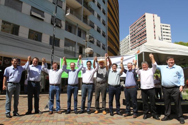 Prefeitos se reuniram no centro de Londrina para protestar: ameaça de “greve”; | Roberto Custódio/Jornal de Londrina