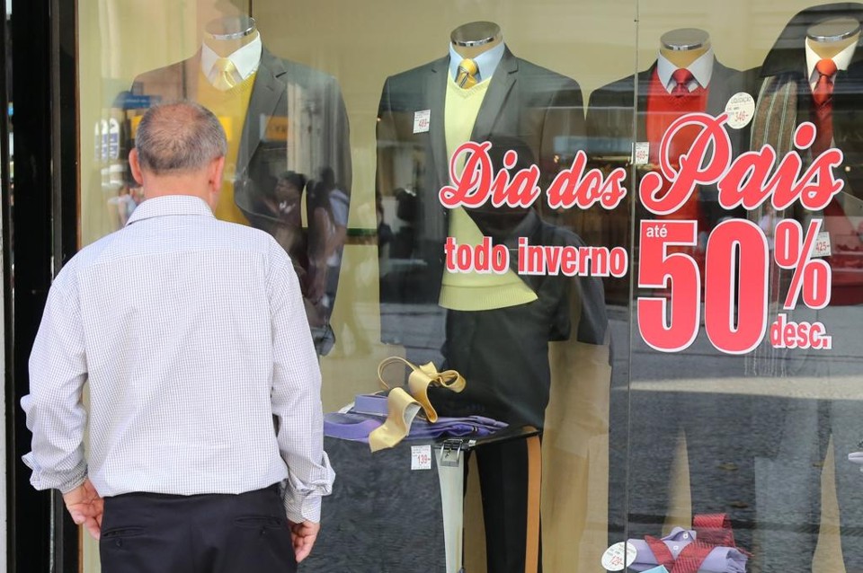 Queda nas vendas do Dia dos Pais é um dos sinais de que retração na economia continua. | Ivonaldo Alexandre/Gazeta do Povo