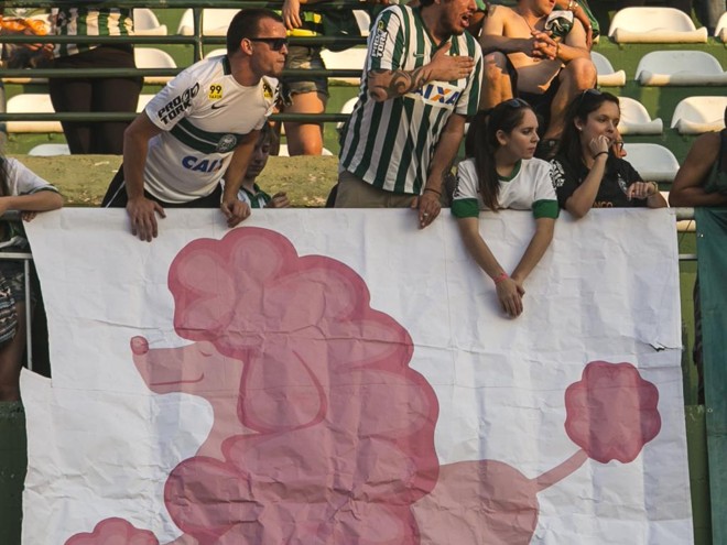 Torcida do Coritiba provoca o rival Atlético. | Marcelo Andrade/Gazeta do Povo