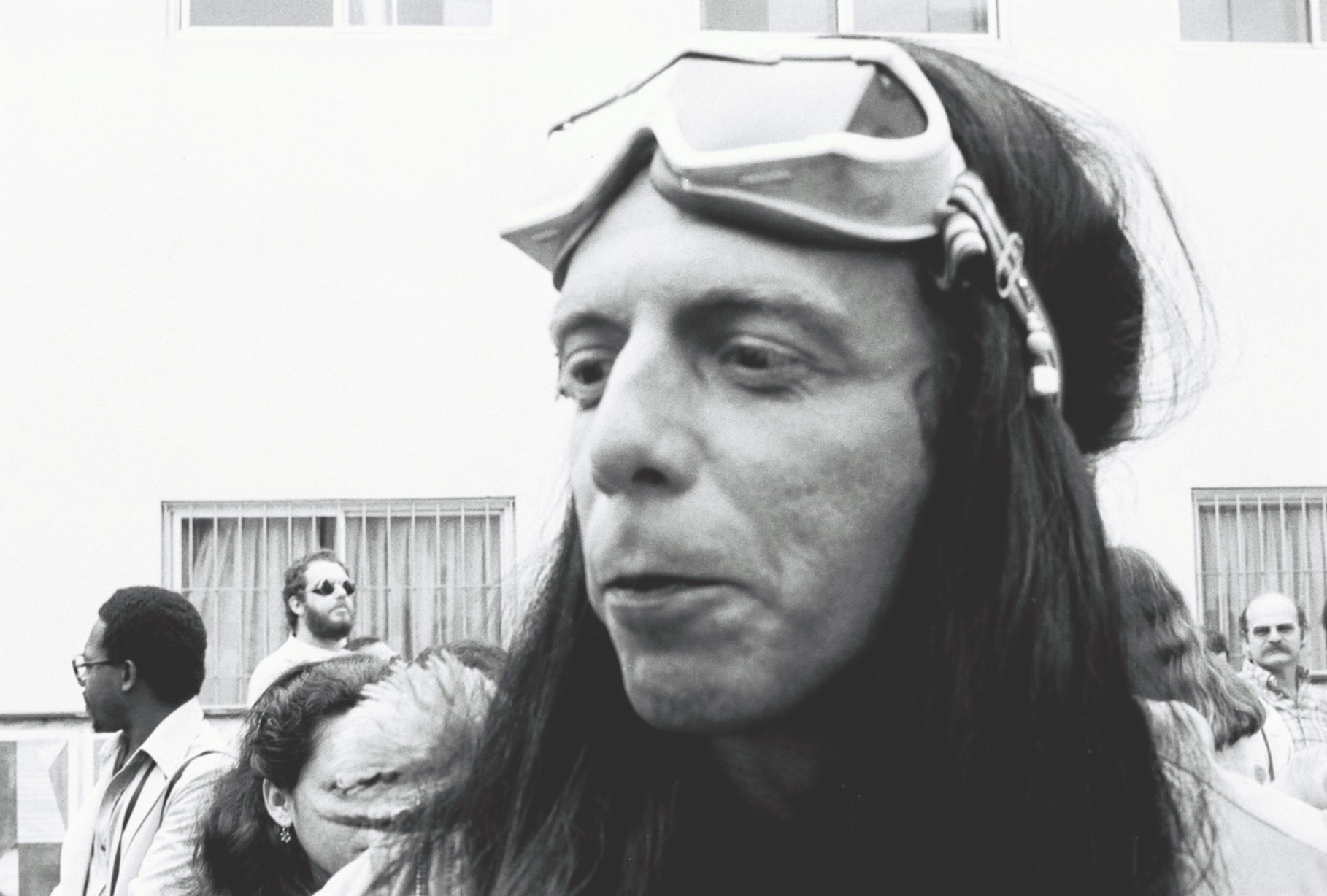 Hélio Oiticica na década de 1960: passistas da Mangueira e parangolés: marco nas artes do país. | Fernanda Comparth/Divulgação