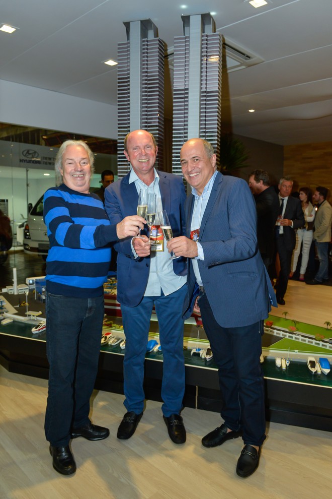 Os empresários Julio Tedesco, proprietário da Marina Tedesco, e Geninho Tomé, sócio da Pasqualotto & GT Empreendimentos (ambos à esq.), com o arquiteto Jayme Bernardo no lançamento da Revista Pasqualotto, em Balneário Camboriú, no domingo. | Carlos Alves/Agência A