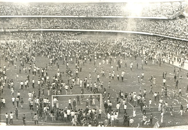Torcida invade o campo após a conquista do título estadual de 1982, contra o Colorado, embrião do Paraná. Primeiro título na casa verde. | Fotos: arquivo/Grpcom