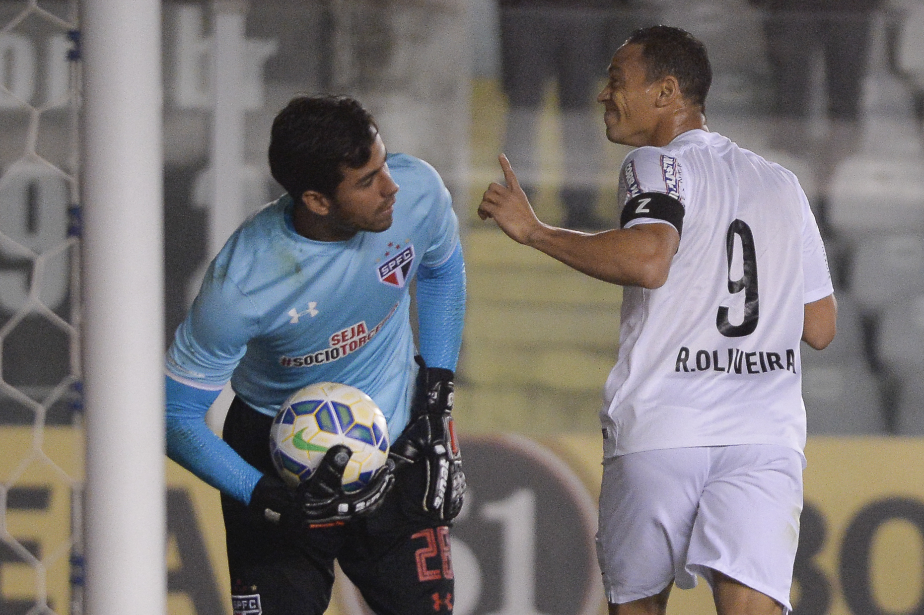 Ricardo Oliveira comemora gol do Santos no clássico com o São Paulo. | Levi Bianco / Brazil Photo Press/Folhapress/