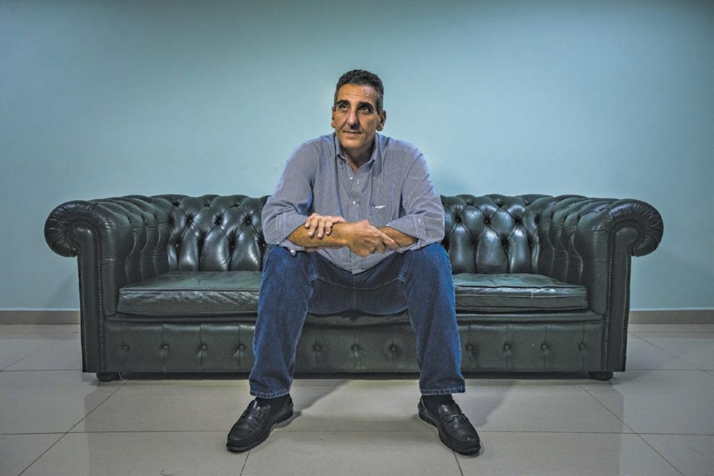 Uma agência do governo disse a Enzo Scarano que ele não pode assumir nenhum cargo por um ano, apesar de ter ganho nas primárias | Meridith Kohut /The New York Times