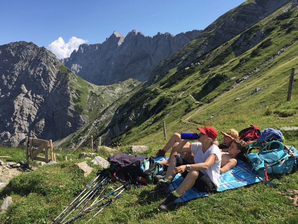 Turistas nos Alpes austríacos; pesquisadores descobriram que os introvertidos preferem as montanhas e os extrovertidos, o mar | sean gallup/getty images