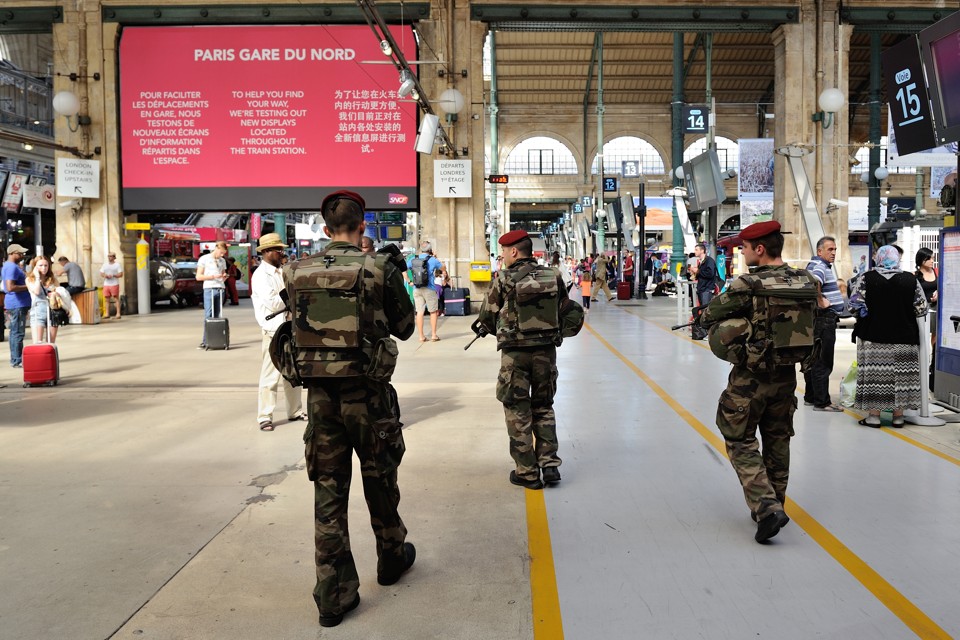 Soldados franceses patrulham estação de trem em Paris; ferrovias do continente garantem pouca segurança | Binta/AP