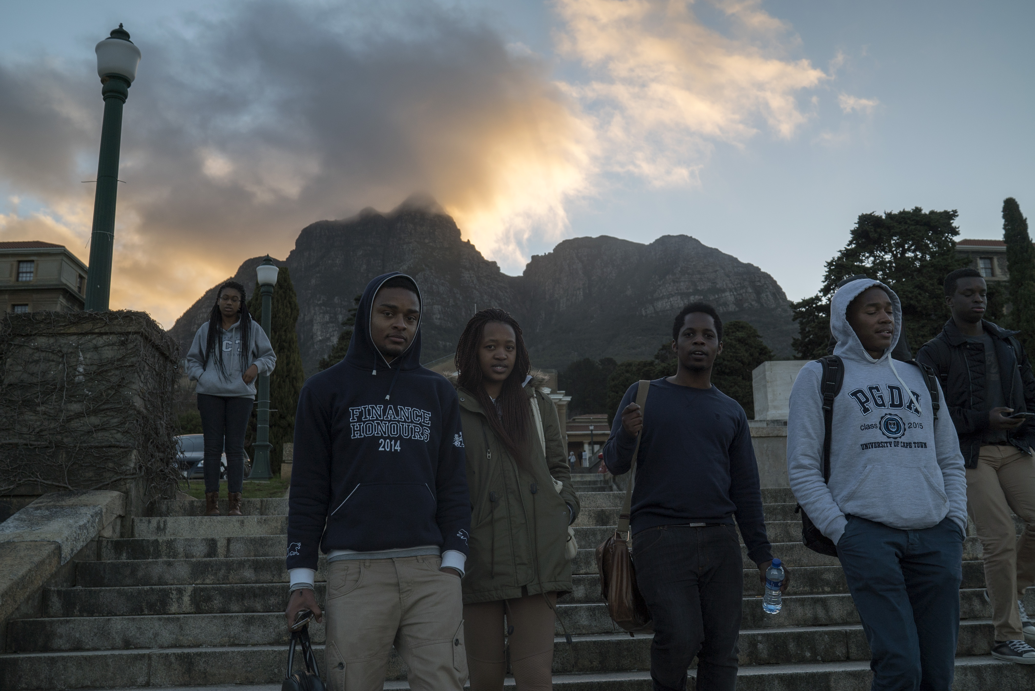 Alunos da Universidade da Cidade do Cabo, onde os negros representam apenas 24% do corpo estudantil. | João Silva//The New York Times