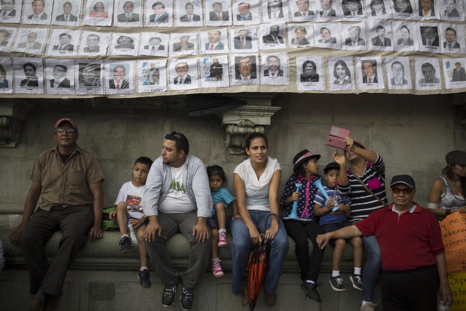 Os guatemaltecos depuseram o presidente e rejeitaram a velha ordem política. Manifestantes no Palácio Nacional. | Luis Soto/AP
