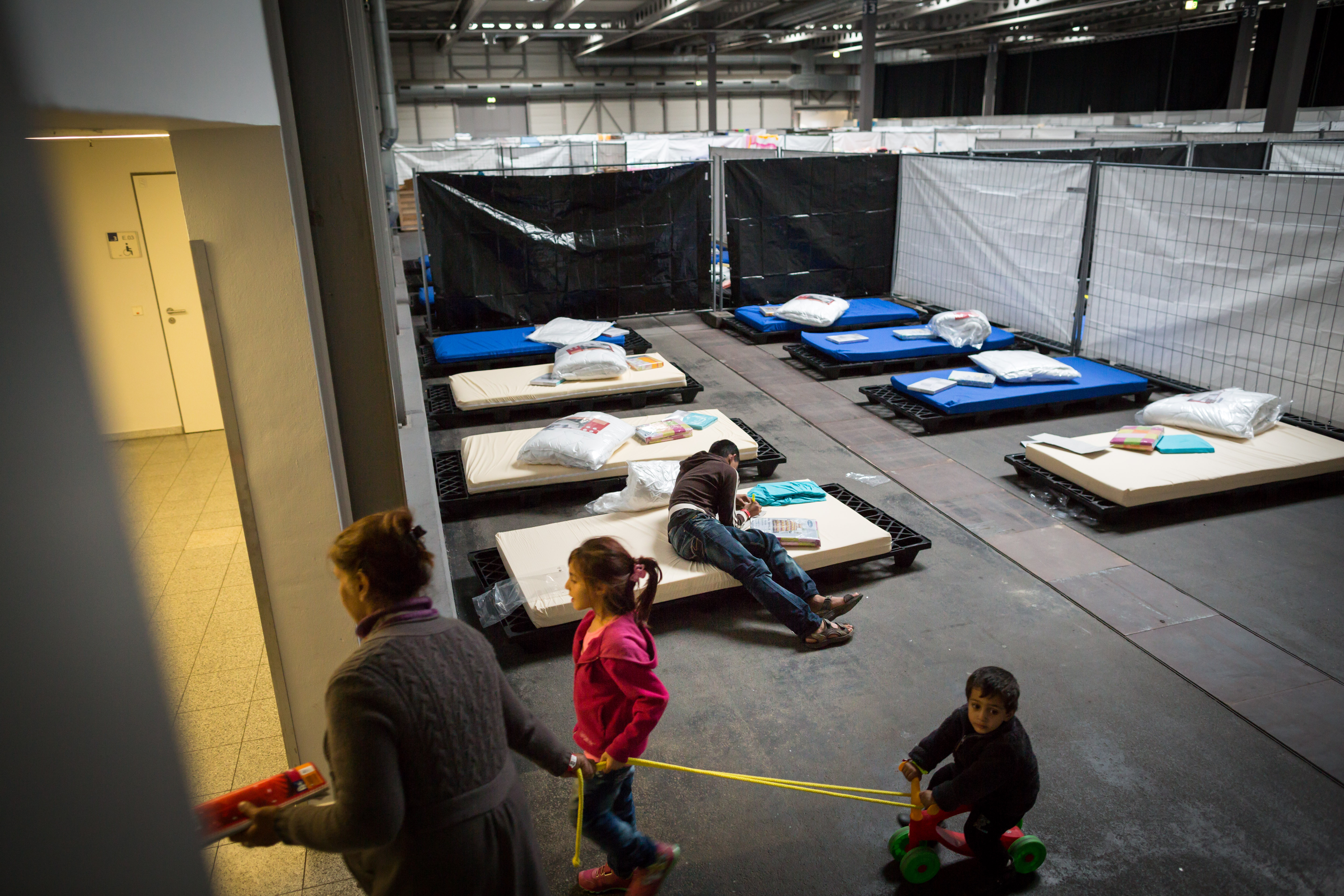 Abrigo temporário em Erfurt; cidade deve receber 4.000 migrantes até o final do ano. | Gordon Welters/The New York Times