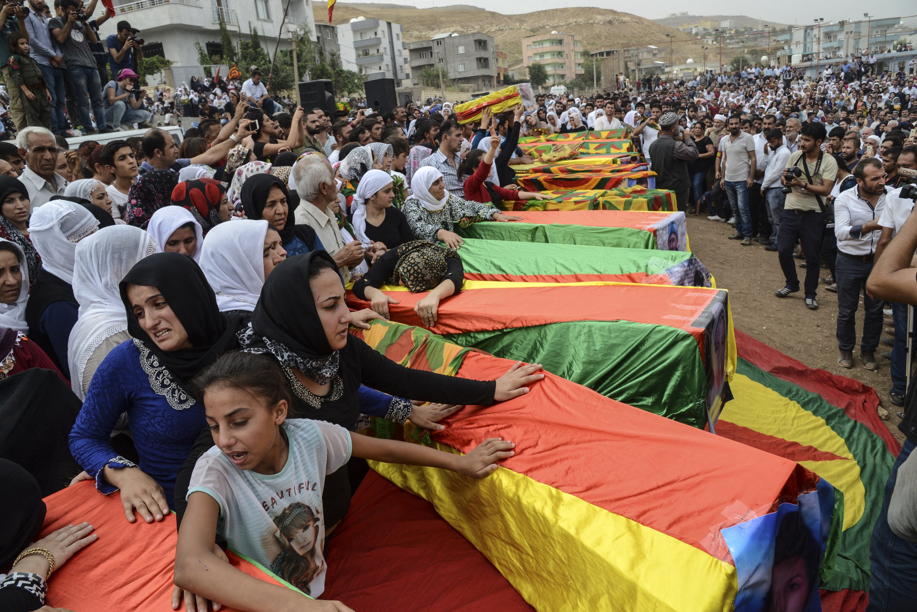 Bandeiras curdas cobrem os caixões dos que morreram em confrontos entre as forças armadas e os rebeldes no sudeste da Turquia. | Ilyas Akengin
/Getty Images