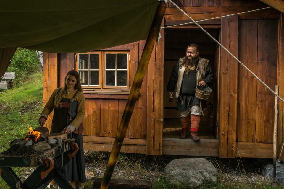 Jeppe Garly e sua namorada, Linnea Bang-Madsen; curso de cultura viking ensina ofícios manuais, como trabalho com metal. | Mauricio Lima/The New York Times