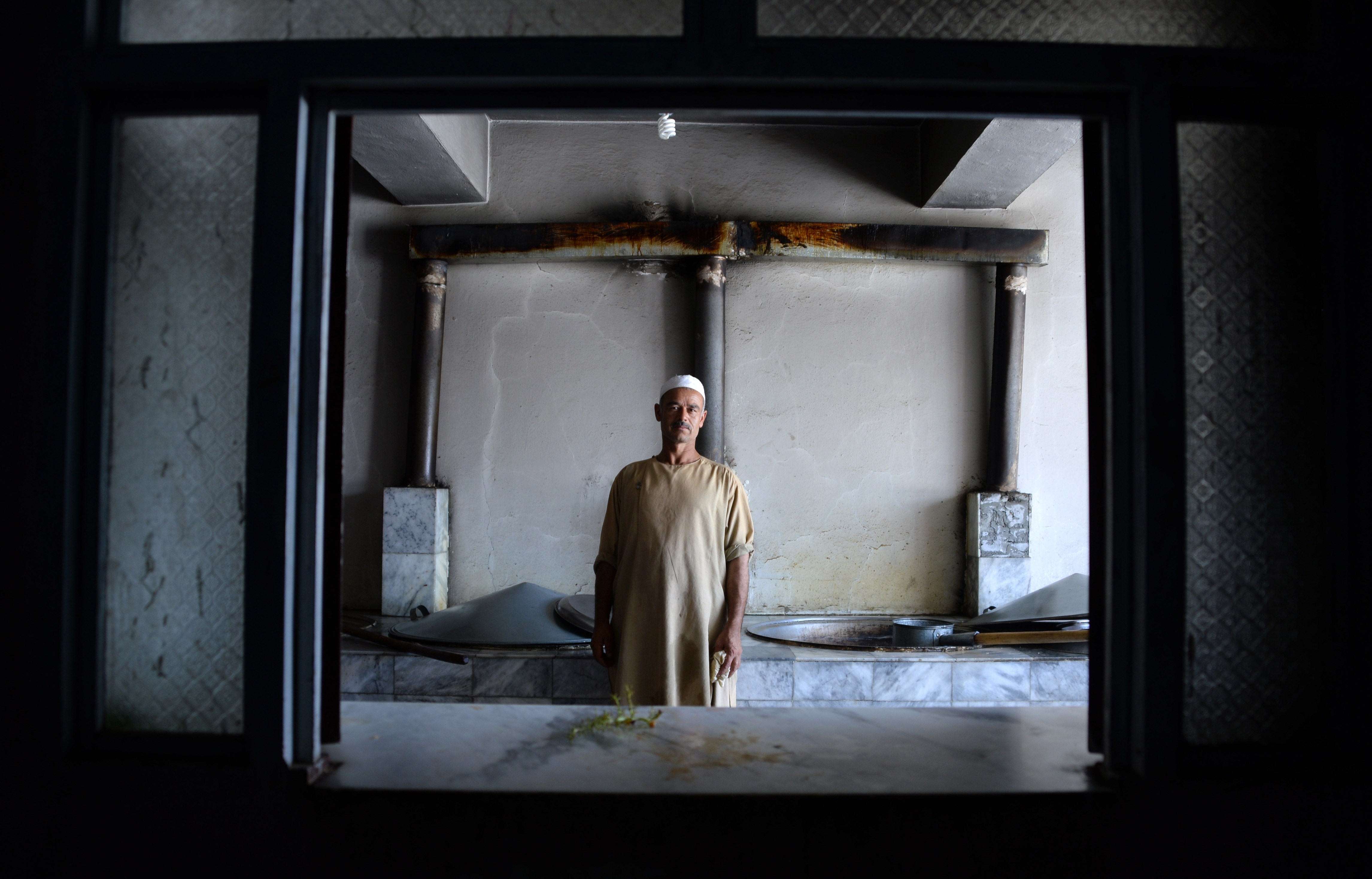 Abdul Rashid Dostum segue as regras da hospitalidade afegã, chegando a alimentar 4 mil pessoas por dia. Seu cozinheiro, Abdul Manan. | Farshad Usyan/Getty Images
