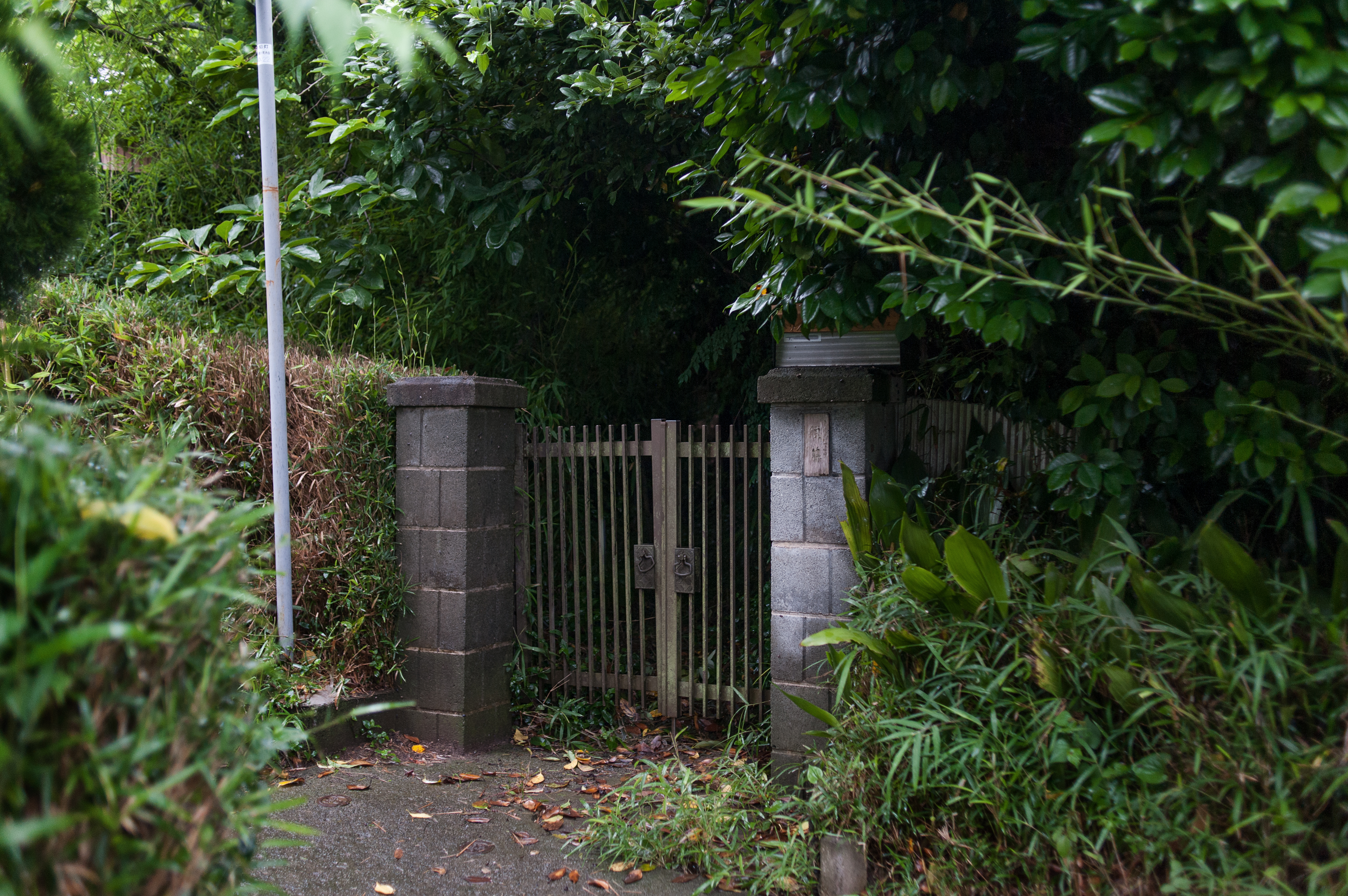 Os proprietários relutam a demolir as casas abandonadas por causa do custo. Entrada de uma casa em Yokosuka | Kentaro Takahashi/The New York Times