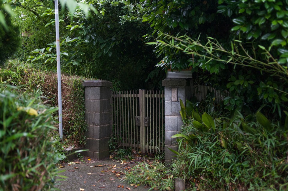 Os proprietários relutam a demolir as casas abandonadas por causa do custo. Entrada de uma casa em Yokosuka | Kentaro Takahashi/The New York Times