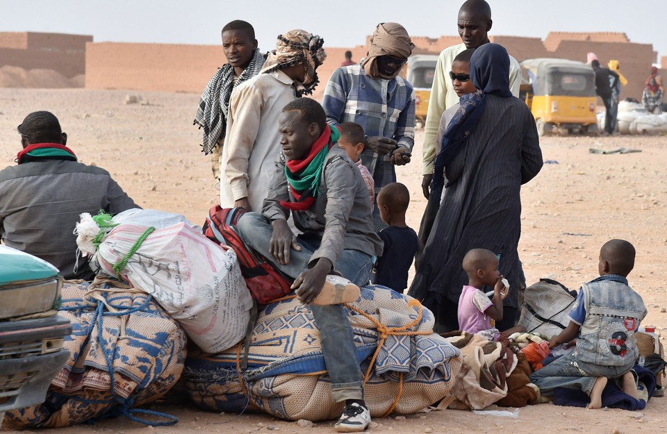 Migrantes africanos em Agadez, cidade nigerina por onde passam por semana até 2.000 pessoas que tentam chegar à Europa | Issouf Sanogo/The New York Times