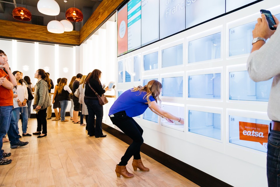 No Eatsa, em San Francisco, clientes fazem o pedido, pagam e recebem a comida sem falar com ninguém. | Jason Henry/The New York Times