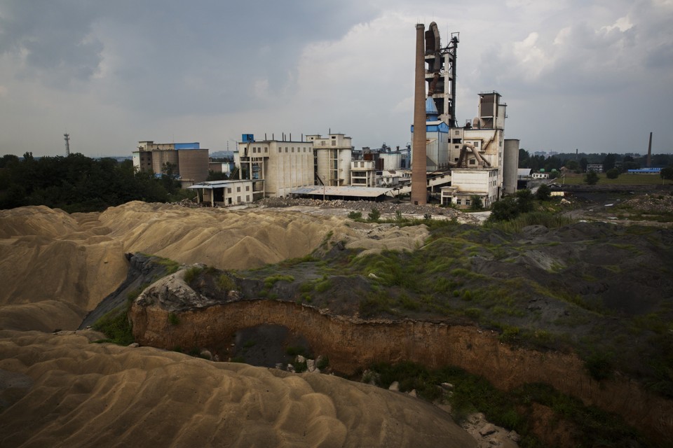 A fábrica Changzhi Cement Group, que paralisou sua produção há dois anos, mas nunca foi oficialmente fechada | Adam Dean /The New York Times