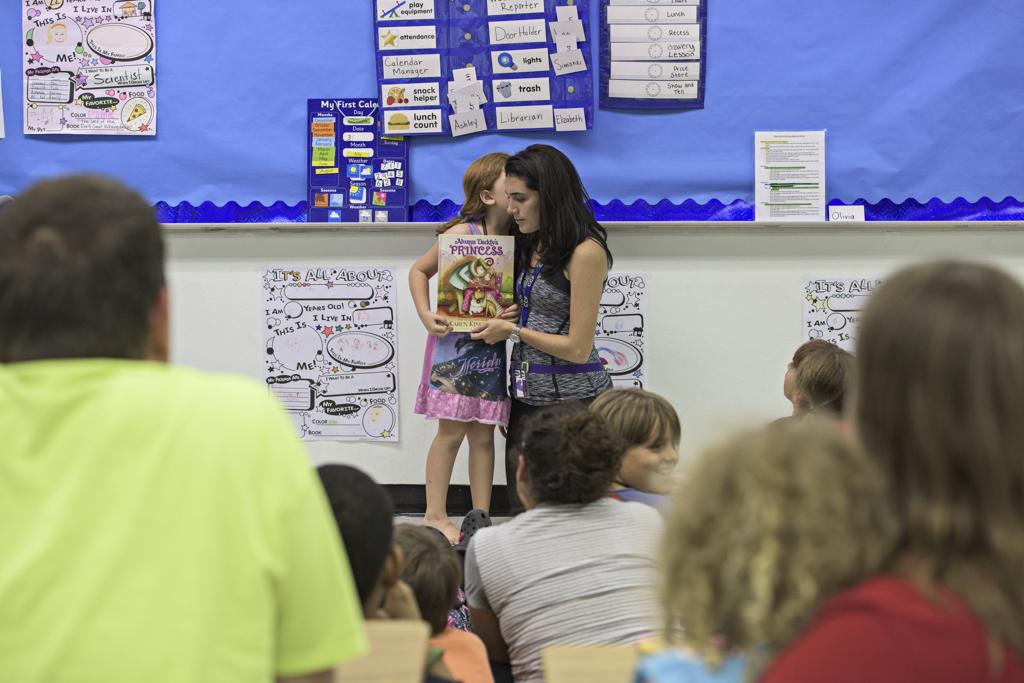 Elizabeth, 6, e sua terapeuta, Liz Miguel, durante programa; estima-se que 1 em cada 140 crianças seja seletivamente muda | Melissa Lyttle/SELECTIVE MUTISM