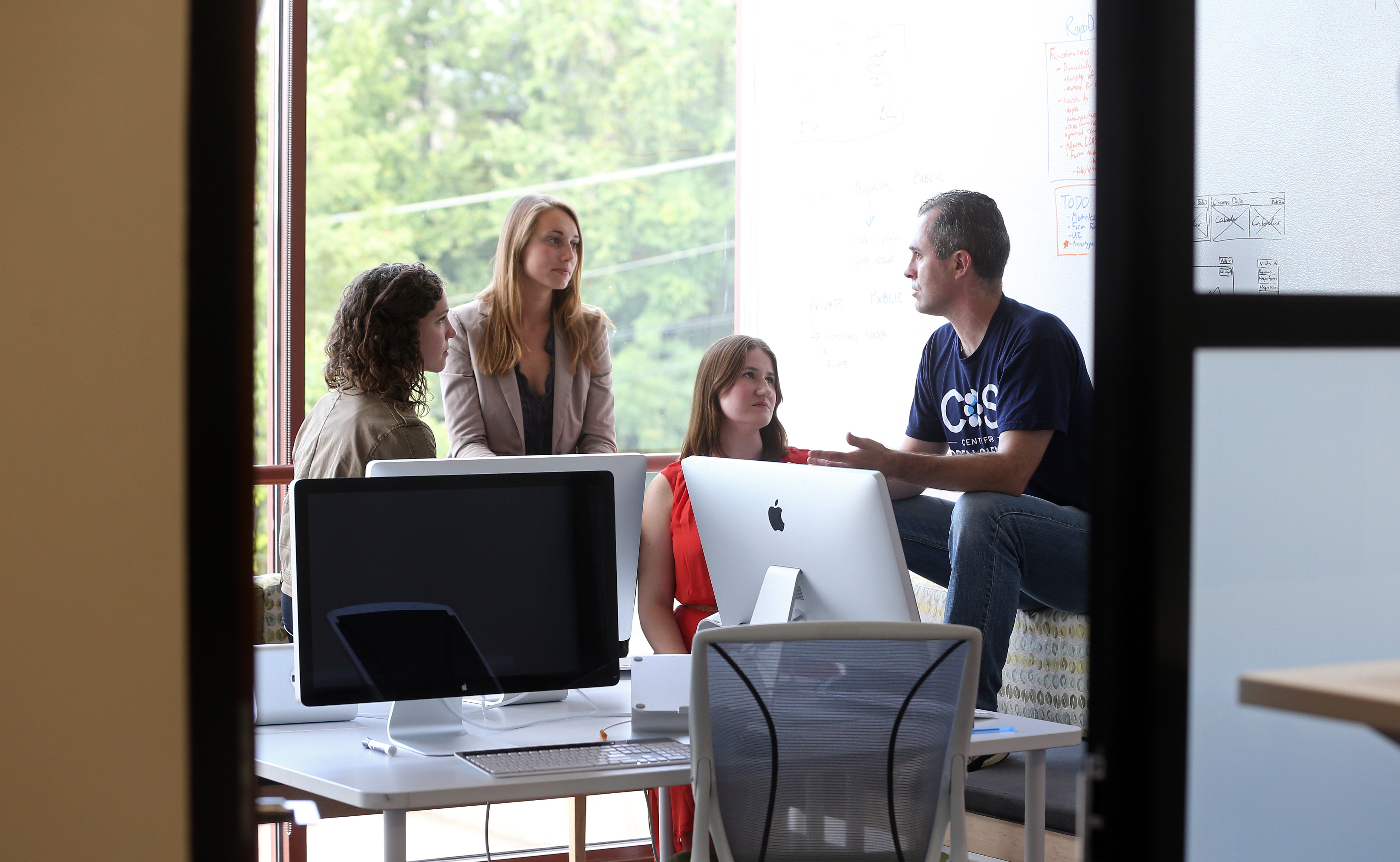 Brian Nosek (à dir.) e sua equipe tentaram reproduzir os resultados de cem estudos | Andrew Shurtleff /para The New York Times