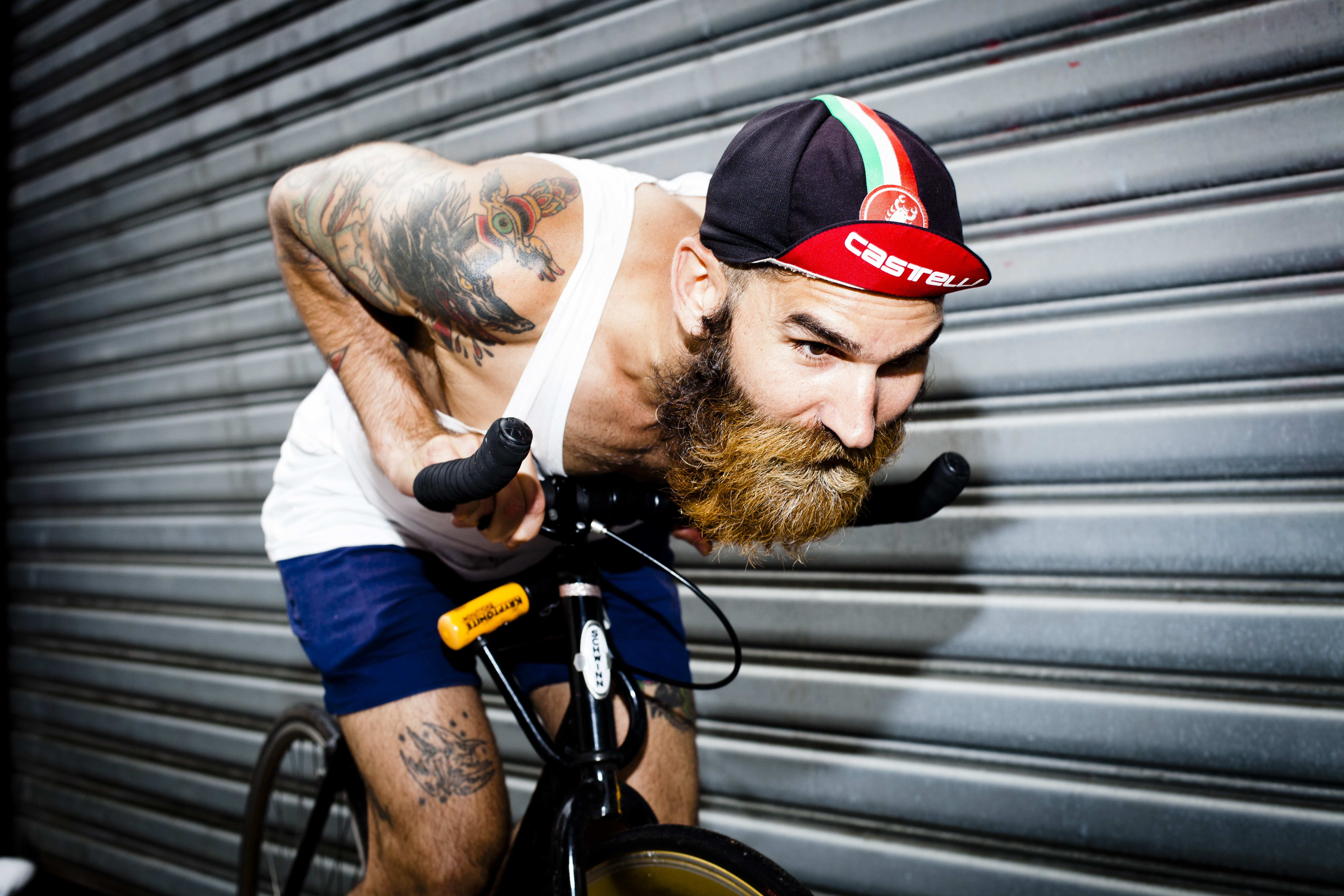 Os bonés de ciclista são moda street popular. Um ciclista usando boné Castelli preto e vermelho. | Deidre Schoo/The New York Times