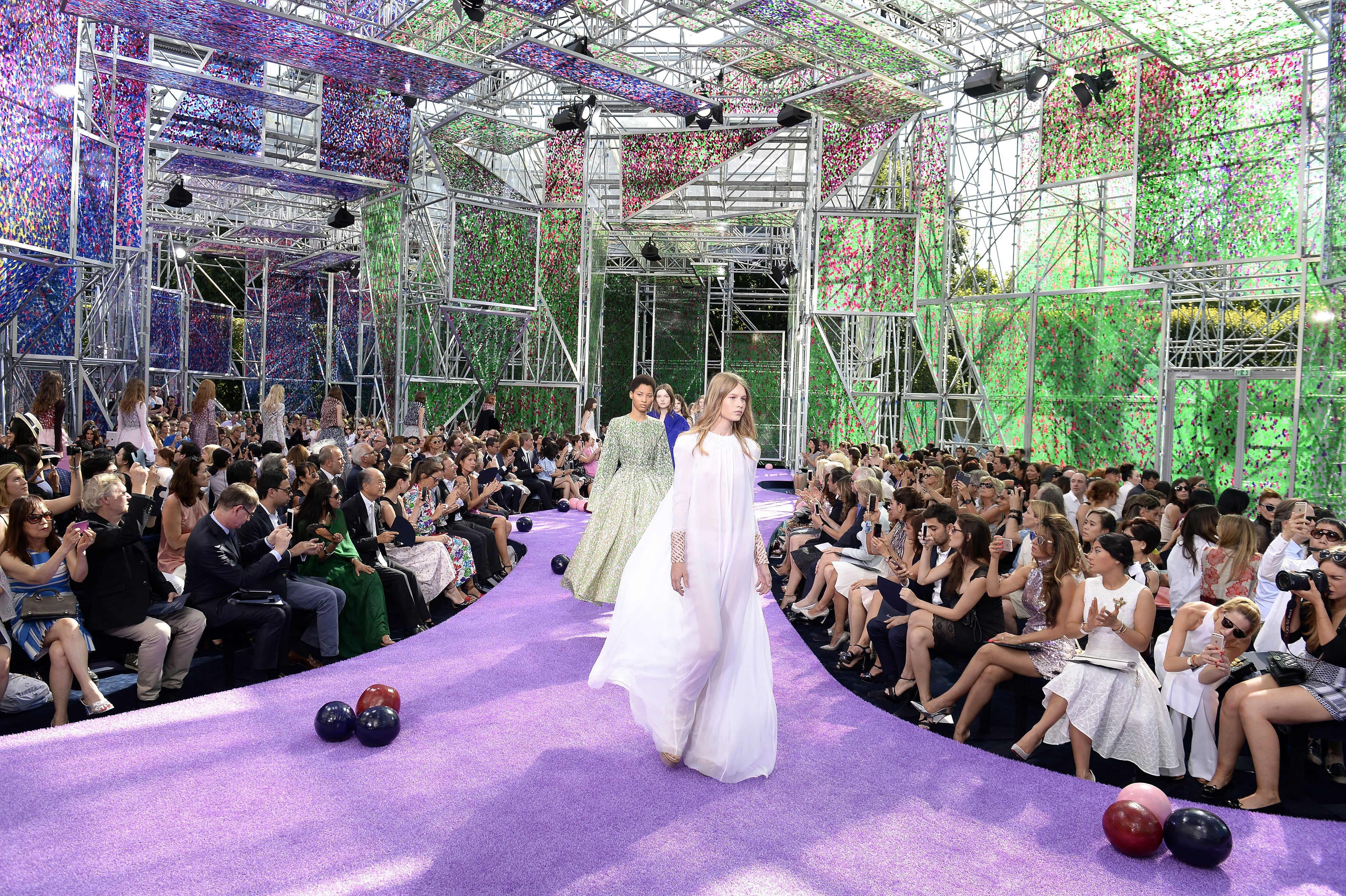 Sofia Mechetner, 14, à frente do desfile da Dior em julho. | Caroline Blumberg/Eropean Pressphoto Agency