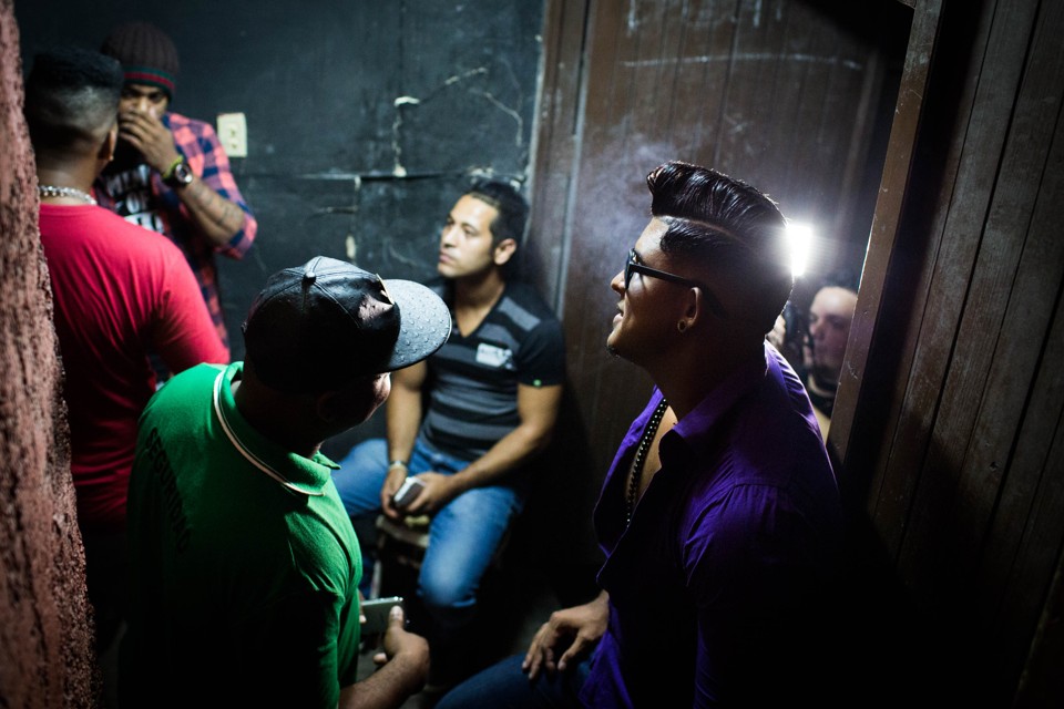 Os ícones de estilo da Havana moderna não são Fidel Castro ou Che Guevara, mas El Yonki, Los Desiguales e outros rebeldes do reggaeton | Lisette Poole/The  New York Times