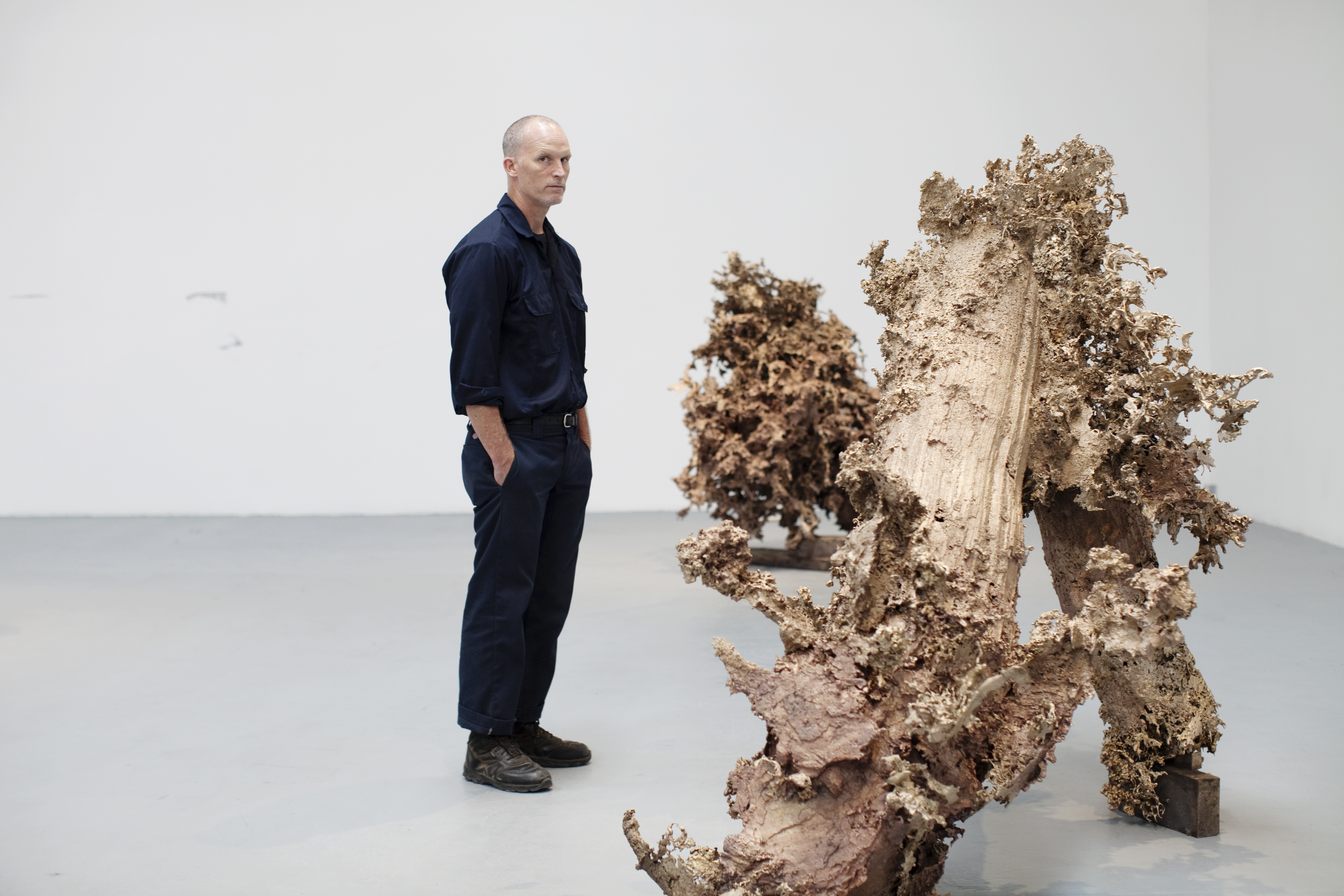 Matthew Barney ao lado de escultura da série “Water Cast”, exposta no Museu de Arte Contemporânea em Los Angeles. | Emily Berl/The New York Times