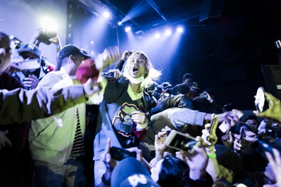 Keith Ape durante show em Nova York, em abril; artista sul-coreano ficou conhecido pelo remake K-pop de “U Guessed It” | Chad Batka/for The New York Times