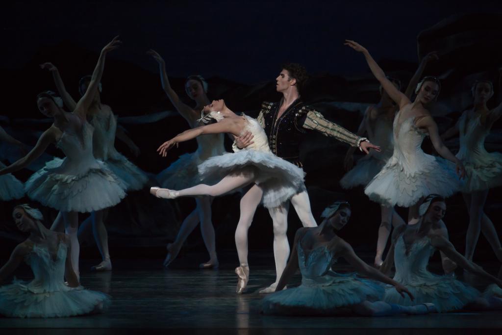 Misty Copeland e James Whiteside em “O Lago dos Cisnes”, no American Ballet Theater; abaixo, fãs esperam na porta do teatro | Julieta Cervantes para o The New York Times