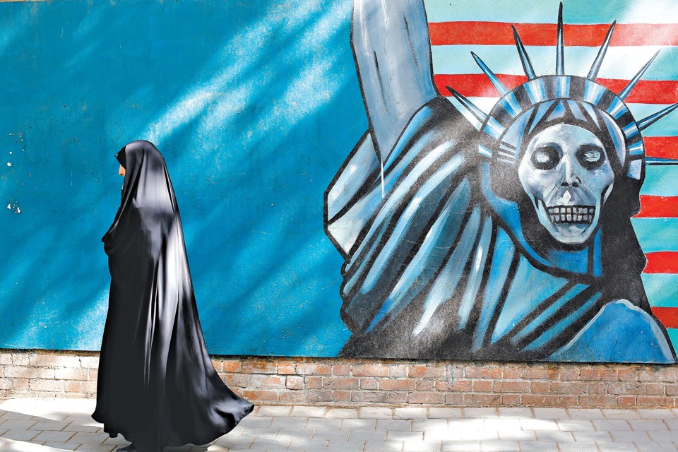 Mural em Teerã; interesses dos EUA e do Irã estão alinhados no Afeganistão | Abedin Taherkenareh/European Pressphoto Agency