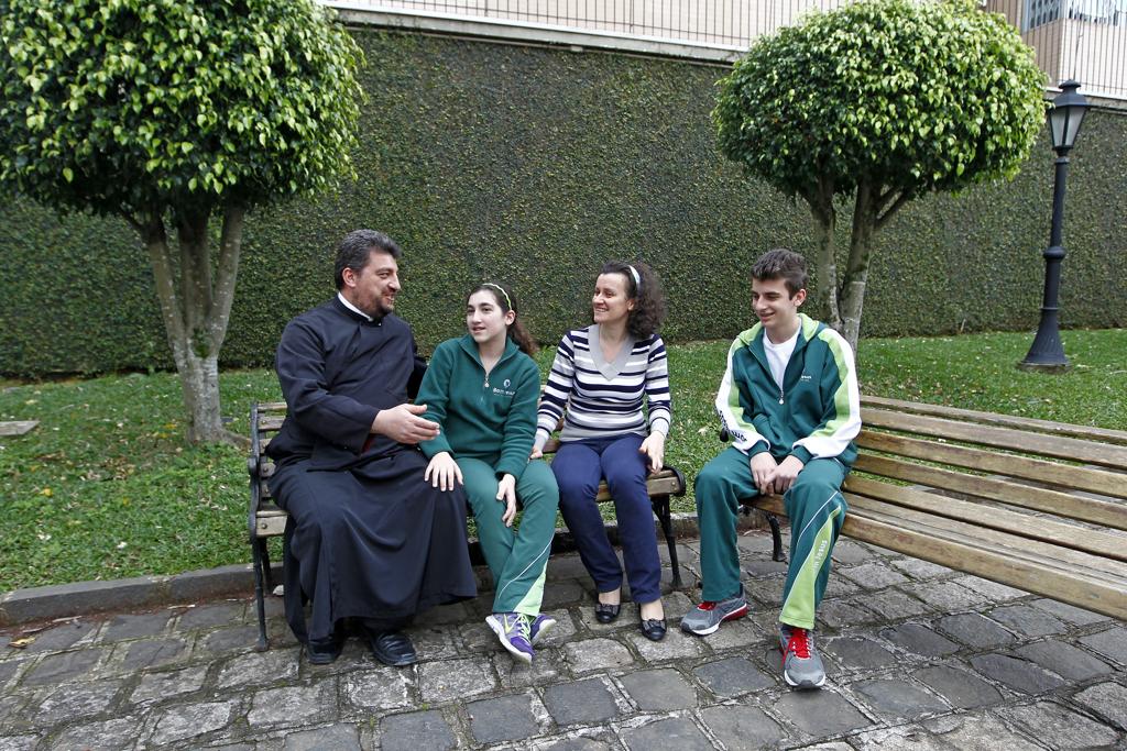 O padre Nasri, com a filha Sara, a esposa Rabab e o filho Sameer: em busca de segurança. | Antônio More/Gazeta do Povo