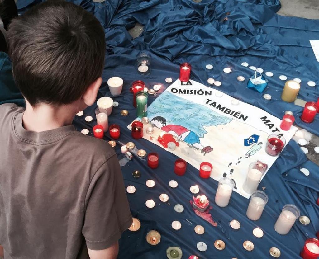 Crianças participaram, em Barcelona, de atos de solidariedade aos imigrantes, homenageando o menino sírio cuja foto correu o mundo. | Thiago Arantes/Gazeta do Povo