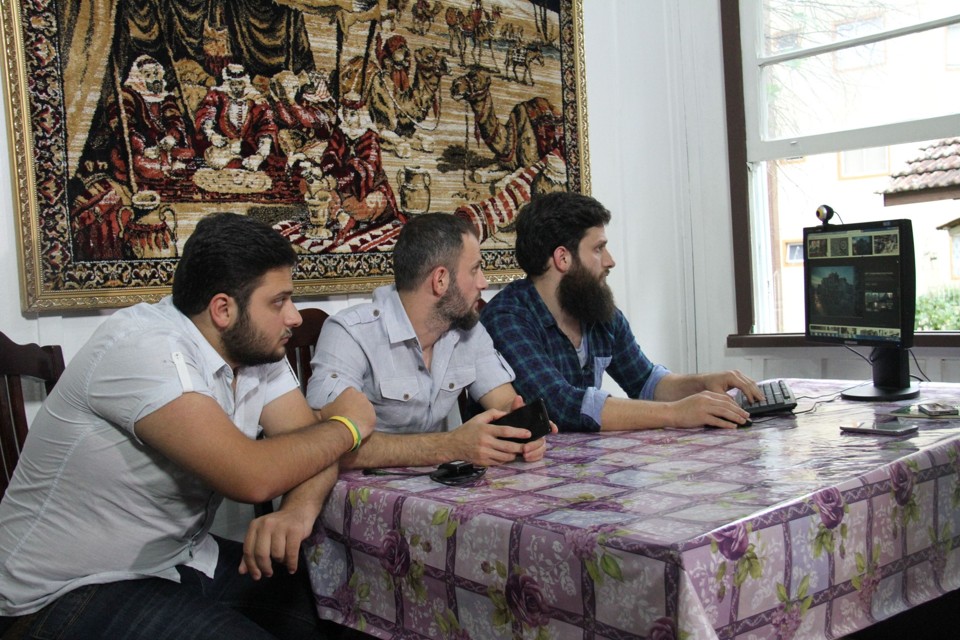 Karim e os irmãos na Casa dos Refugiados em Curitiba. | Thyago Souza/Gazeta do Povo
