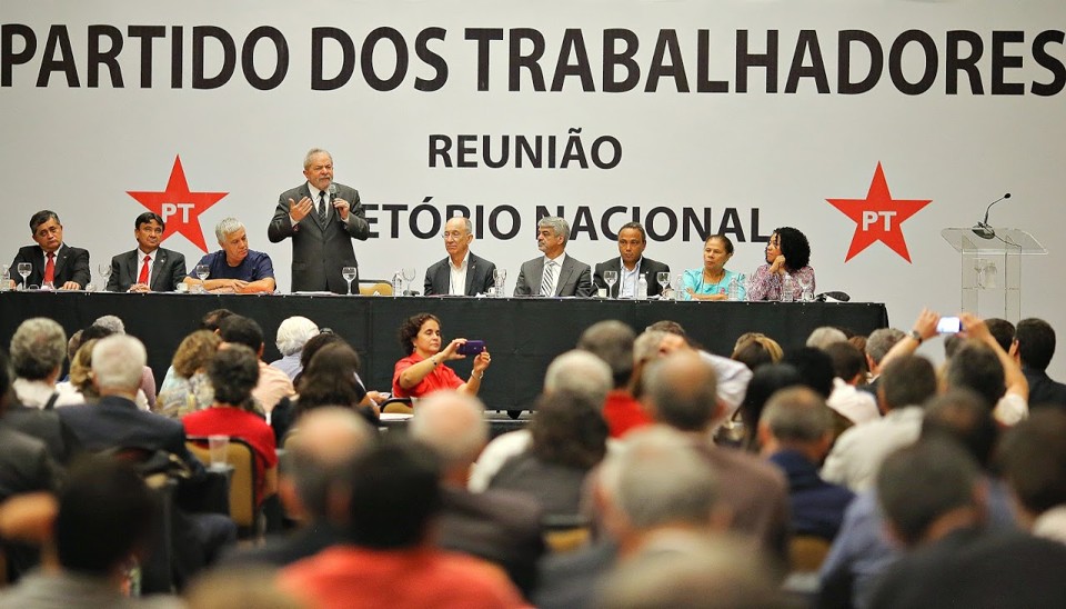 Lula discursou por mais de uma hora diante da cúpula do PT e disse ser vítima de “muita porradaria”, mas que vai “sobreviver” às investigações. | /