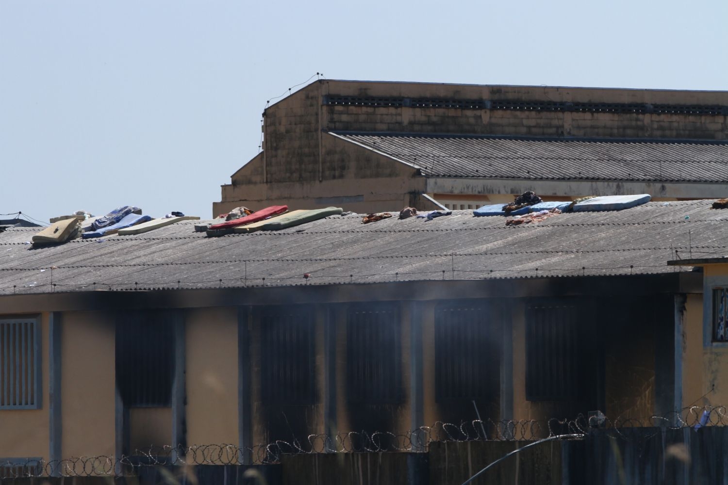 Presos desceram do telhado da unidade, em ato que marcou o fim da rebelião | Roberto Custódio/Jornal de Londrina