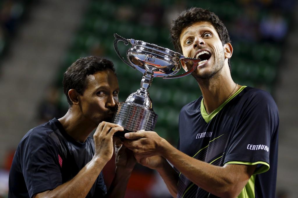 Raven Klaasen e Marcelo Melo celebram conquista de troféu no Torneio de Tóquio | THOMAS PETER/REUTERS