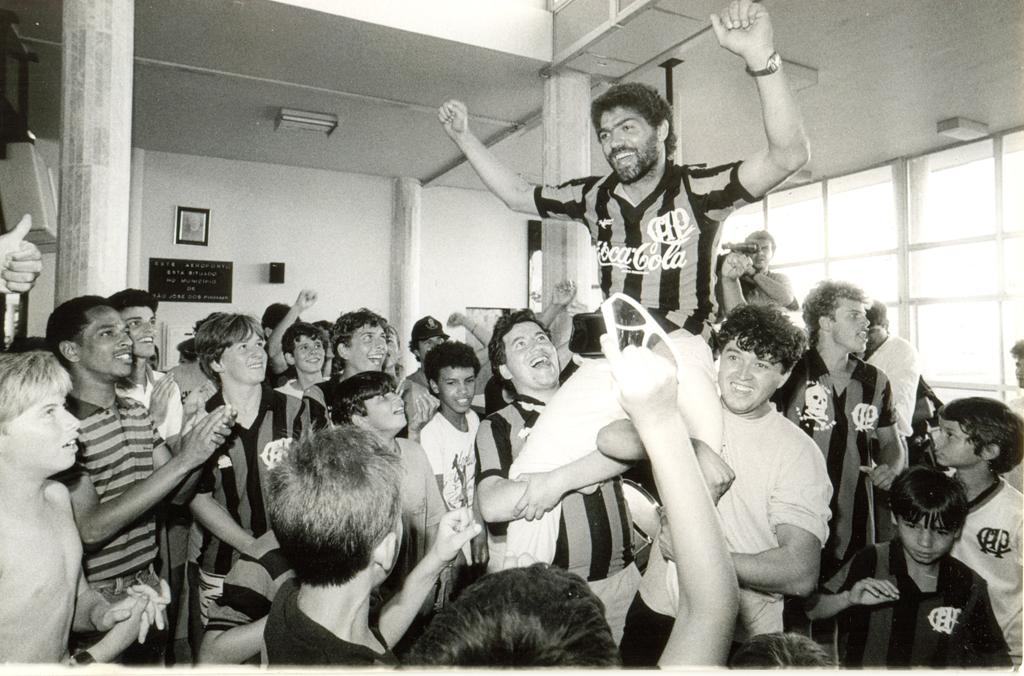 Kita é recebido com festa no aeroporto pela torcida do Atlético | Arquivo /Gazeta do Povo