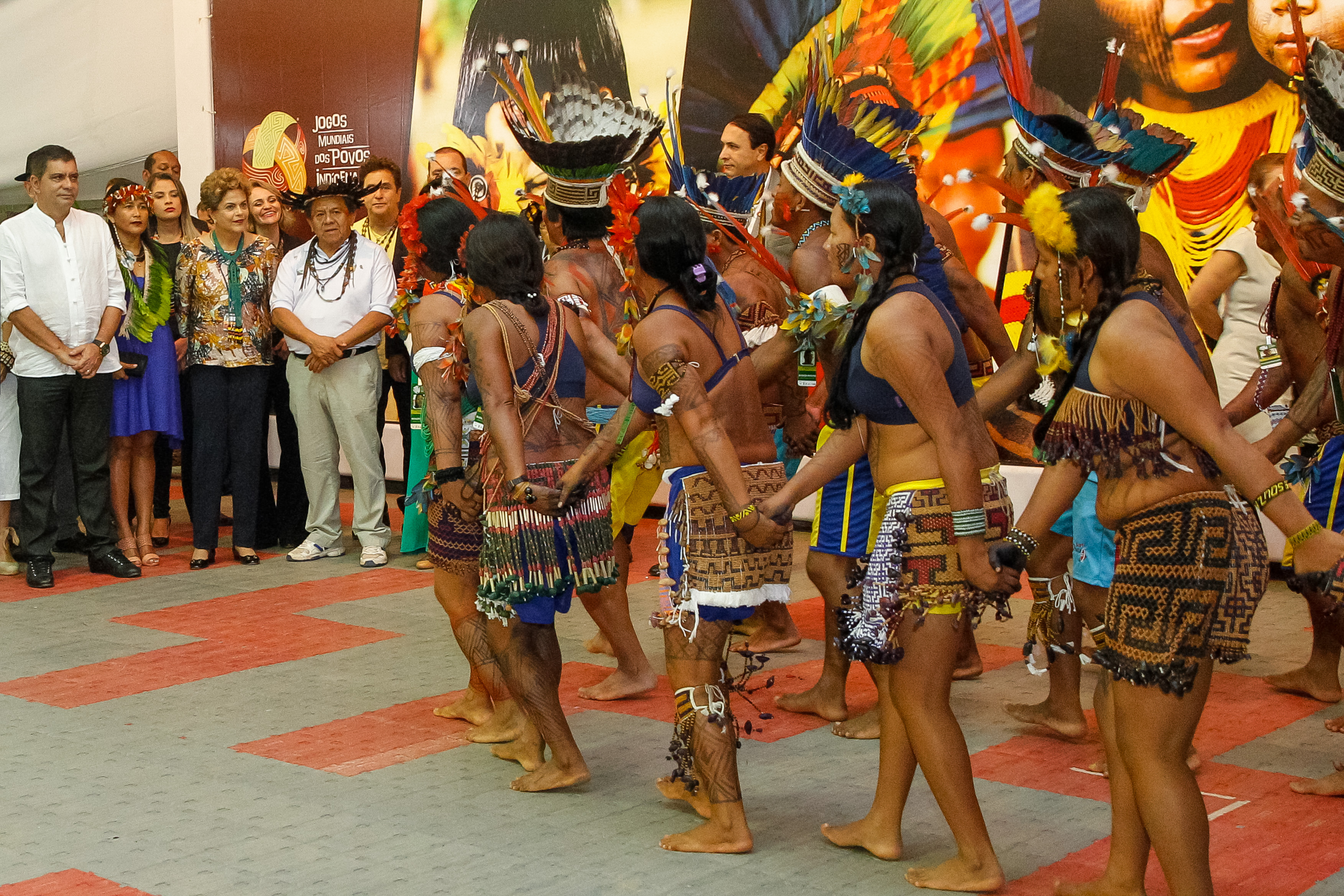 Devido ao atraso no início da cerimônia, uma parte da plateia começou a pedir que o evento começasse enquanto outro gritava o nome de Dilma. | /
