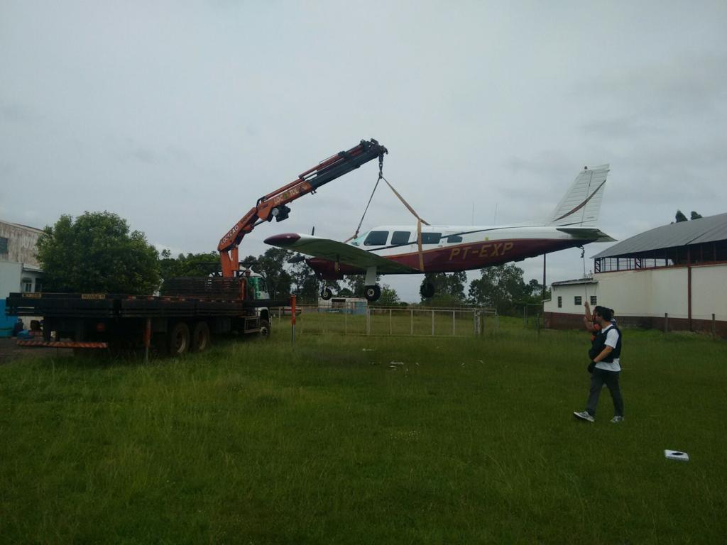 Avião é guinchado | Divulgação/ Policia Civil Paranavaí