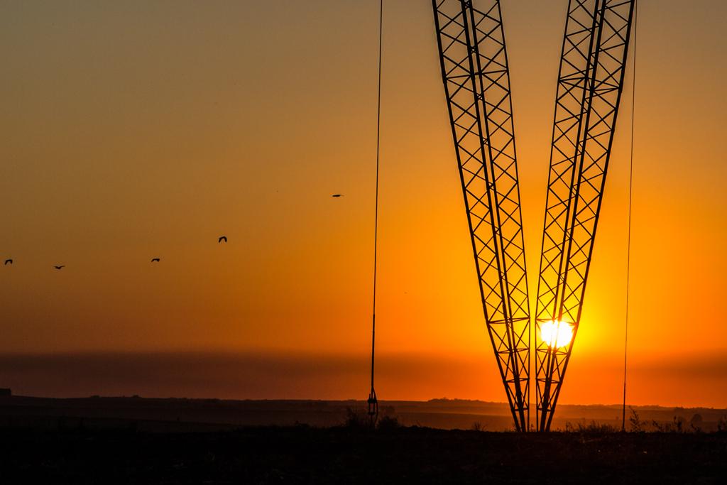 A bandeira vermelha representa a existência de condições mais adversas para a geração elétrica no país | Brunno Covello/Reuters