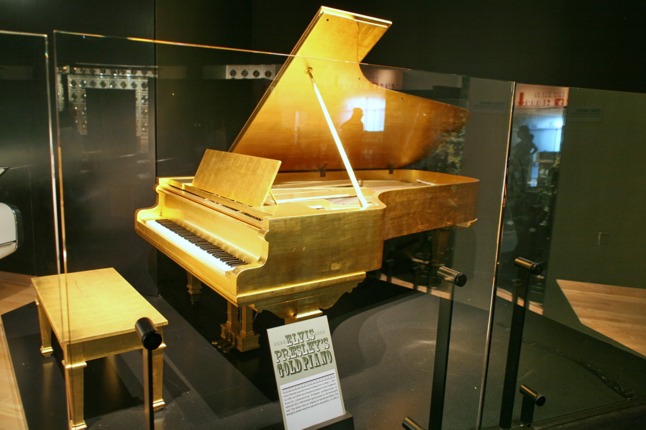 Piano de nogueira foi um presente de Elvis para a mãe e, quando ela morreu, Priscila Presley mandou folhear com ouro. | Cliff/Wikimedia Commons