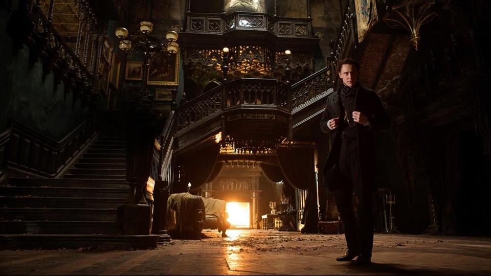 Em “A Colina Escarlate” Tom Hiddleston interpreta o nobre inglês Thomas Sharpe, que leva a esposa para viver uma mansão assombrada por barulhos estranhos e criaturas aterrorizantes. | Divulgação