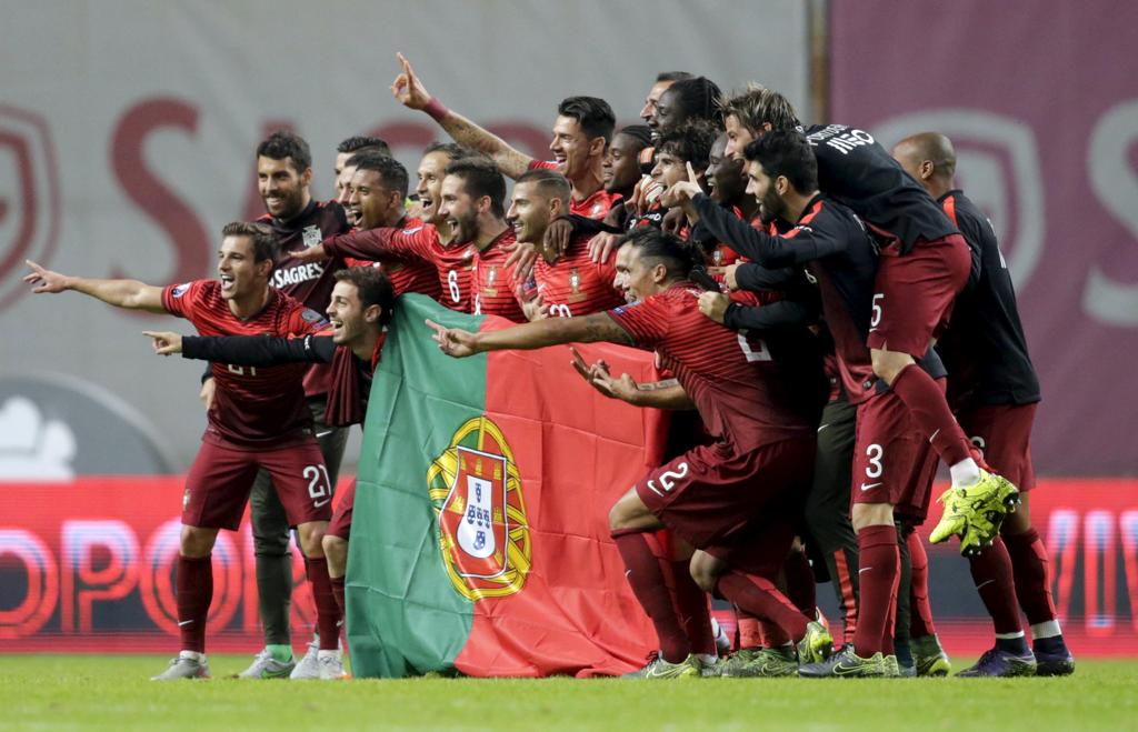 Portugueses comemoram a classificação antecipada para a Euro do ano que vem. | Miguel Vidal/Reuters