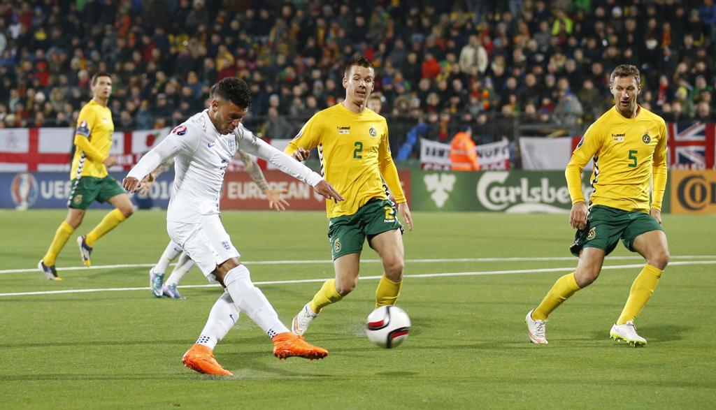 Oxlade-Chamberlain fechou o placar na vitória por 3 a 0 da Inglaterra sobre a Lituânia. | Carl Recine/Reuters