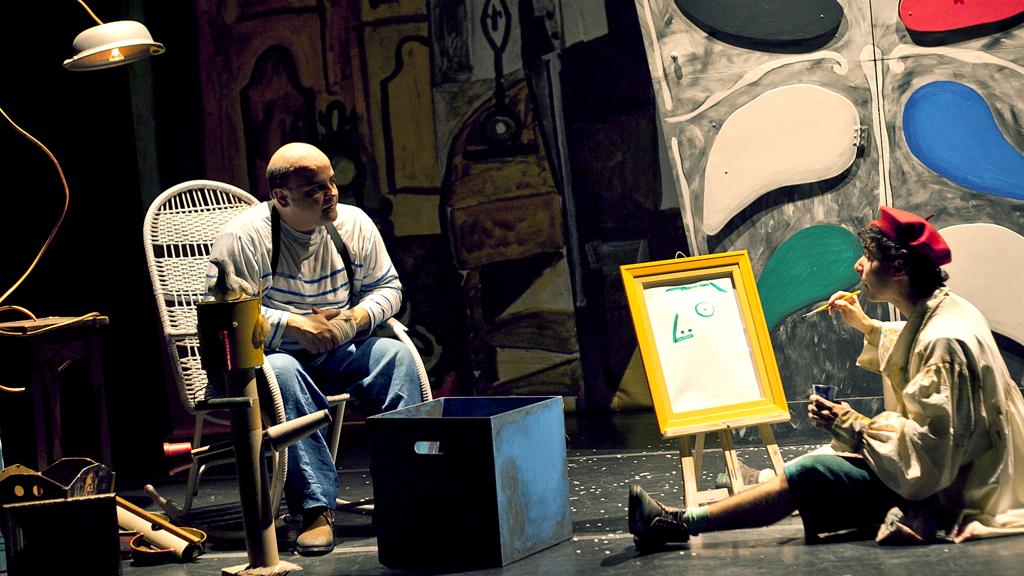 Fábio Espósito (esq.) ganhbou prêmios pelo papel de Picasso. | Julieta Bacchin/Divulgação