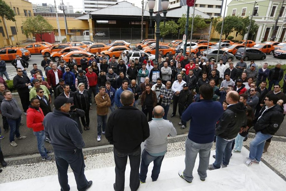 Taxistas se reuniram em frente à Câmara Municipal | Henry Milléo/Gazeta do Povo