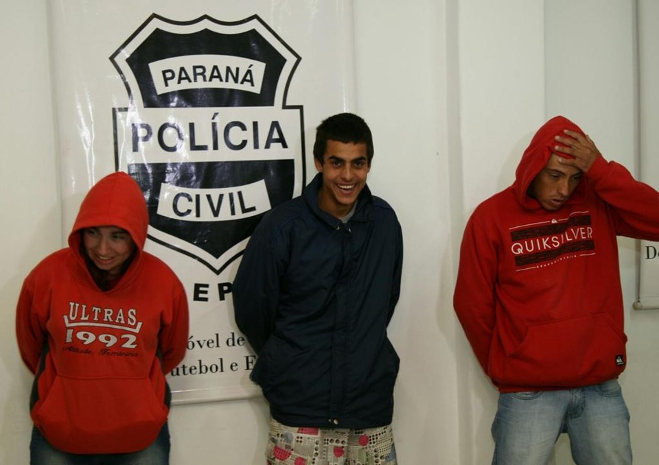 Preso nesta quarta-feira, Maycon Schon, ao centro, ao ser apresentado pela Polícia | Aniele Nascimento/Gazeta do Povo